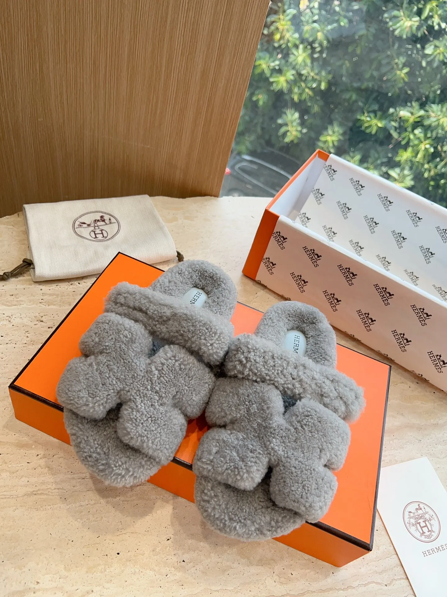 👟👟Ex-factory price 500👟👟 (Top version) Hermes Hermès Second Uncle Fur Slippers Can be made without standard: [Note: No standard needs to be customized] In 2024, the official website and Xiaohongshu will synchronize the latest color matching Hermès hot models, upgraded workmanship, high quality! Fashionable small wool H-slip autumn and winter style flat-soled wool mop. Fabric: Imported lamb's roll real wool. Lining: Imported lamb's roll real wool. Outsole: Genuine leather outsole. Size: 35-43, [Note: 41, 42, 43 customized]